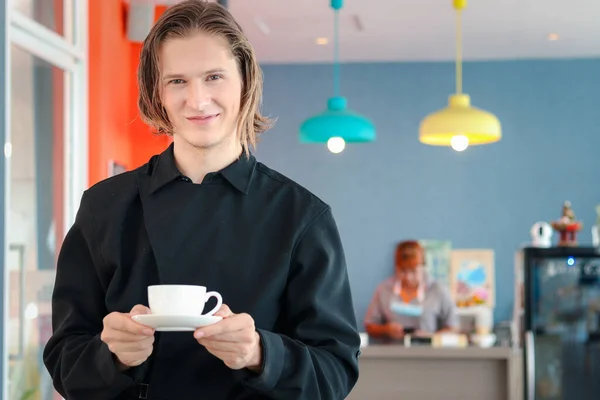 Hansome Giovane Barista Possesso Una Tazza Caffè Caldo Nella Caffetteria — Foto Stock