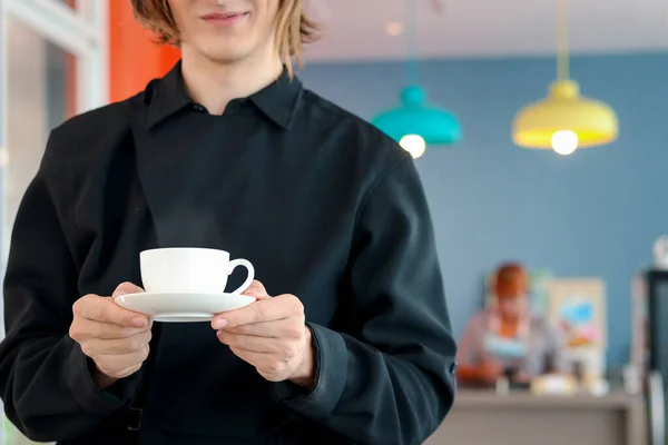 Barista Mani Possesso Una Tazza Caffè Caldo Nella Caffetteria Cameriere — Foto Stock