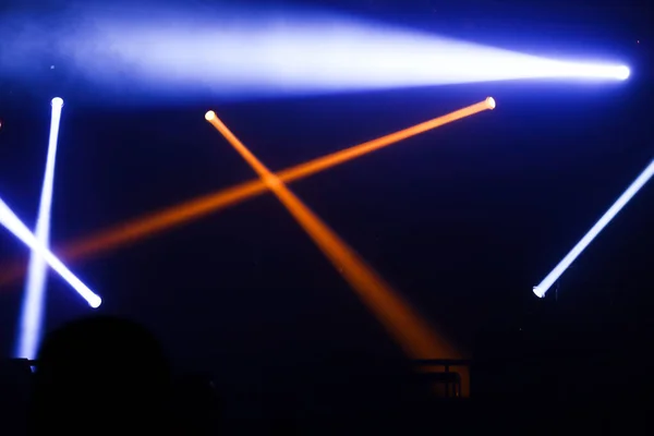 暗い背景でステージ上の煙とカラフルな輝きの明るいスポットライト ステージコンサートや音楽祭のショーのコンセプト — ストック写真