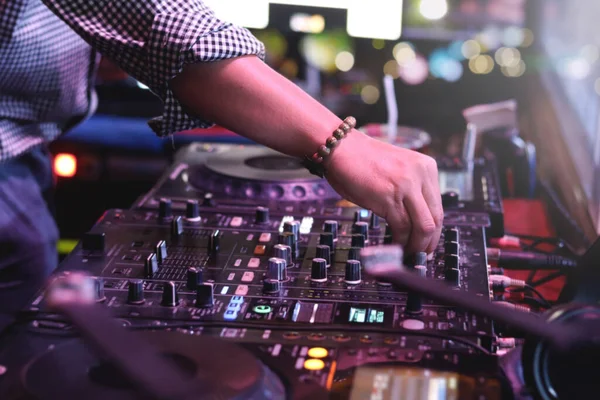 Hand Playing Live Set Mixing Music Controller Κονσόλα Πικάπ Mixing — Φωτογραφία Αρχείου