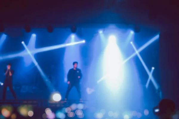 Suddig Bakgrund Sångare Och Musiker Visar Rockscenen Konsert Musikfestival Färgglada — Stockfoto