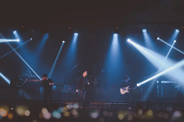 Sångare Och Musiker Visar Rockscen Konsert Musikfestival Färgglada Glöd Ljusa — Stockfoto