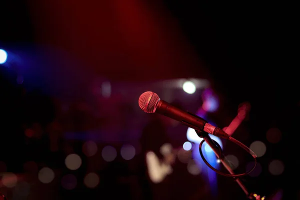 Närbild Mikrofon För Sångerska Artist Scen Med Belysning Bokeh Konsertsal — Stockfoto