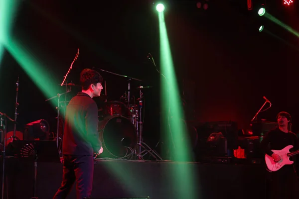 Sångare Och Musiker Visar Rockscen Konsert Musikfestival Färgglada Glöd Ljusa — Stockfoto