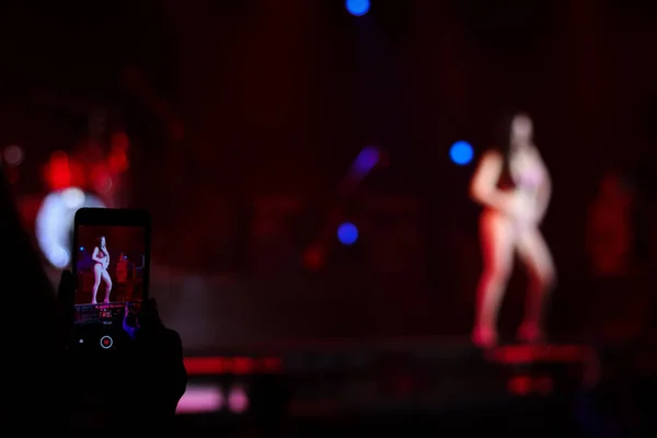 Widzowie Robiący Zdjęcia Nagrywający Film Seksownej Kobiety Tańczącej Scenie Dziewczyna — Zdjęcie stockowe
