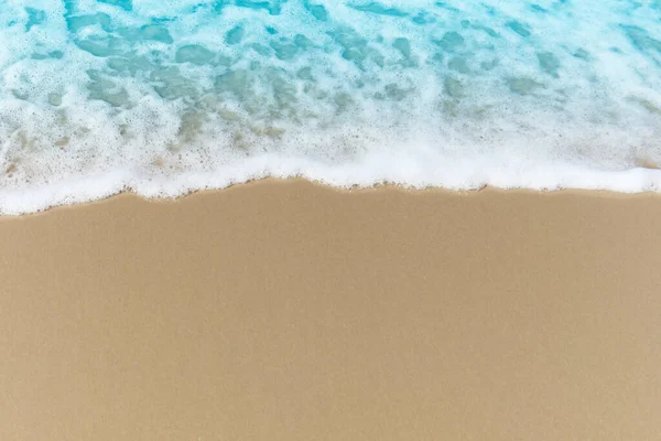 Сині Океанічні Хвилі Білою Піною Розбиваються Літньому Піщаному Пляжі Острів — стокове фото