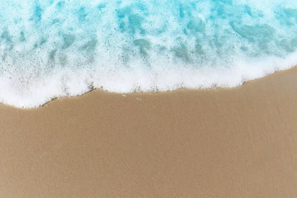 Сині Океанічні Хвилі Білою Піною Розбиваються Літньому Піщаному Пляжі Острів — стокове фото