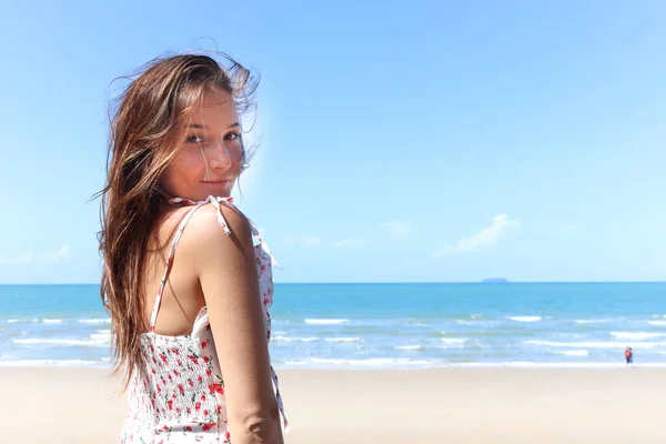 Retrato Sorrir Jovem Mulher Bonita Com Cabelos Longos Loiros Praia — Fotografia de Stock