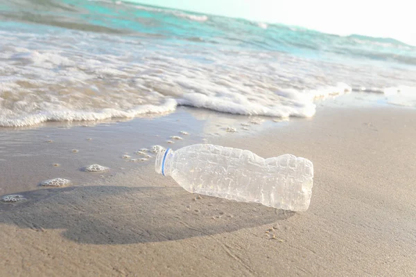 躺在沙滩上的塑料瓶垃圾 海滩上的垃圾和海洋污染概念 — 图库照片
