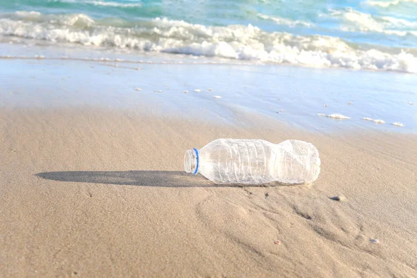 Lixo Garrafa Plástico Deitado Praia Areia Lixo Praia Conceito Poluição — Fotografia de Stock
