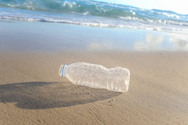 Мусор Пластиковой Бутылки Лежащий Песчаном Пляже Мусор Пляже Концепция Загрязнения — стоковое фото