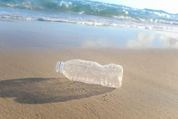 Lixo Garrafa Plástico Deitado Praia Areia Lixo Praia Conceito Poluição — Fotografia de Stock