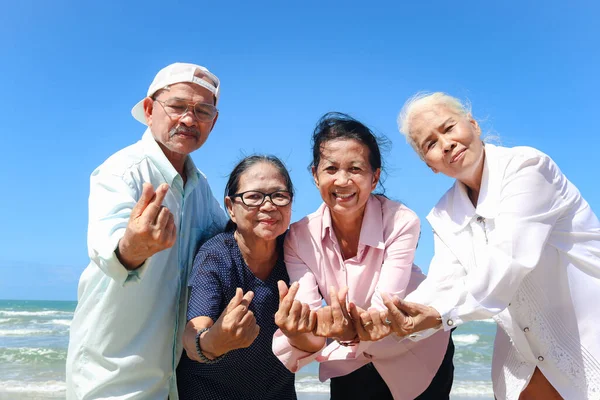 Gruppe Von Vier Älteren Alten Freunden Die Zusammen Freien Unterwegs — Stockfoto