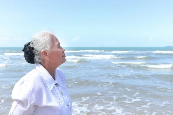 Портрет Пожилой Пожилой Пожилой Женщины Стоящей Тропическом Морском Пляже Открытым — стоковое фото
