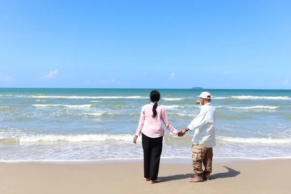 Glückliches Asiatisches Älteres Paar Genießt Zeit Tropischen Sandstrand Verbringen Sich — Stockfoto