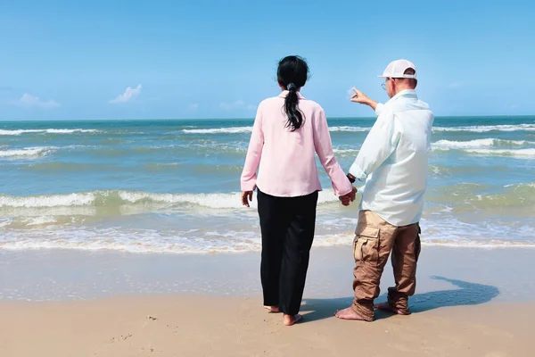 Glückliches Asiatisches Älteres Paar Genießt Zeit Tropischen Sandstrand Verbringen Sich — Stockfoto