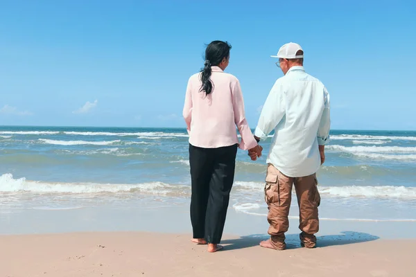 Glückliches Asiatisches Älteres Paar Genießt Zeit Tropischen Sandstrand Verbringen Sich — Stockfoto