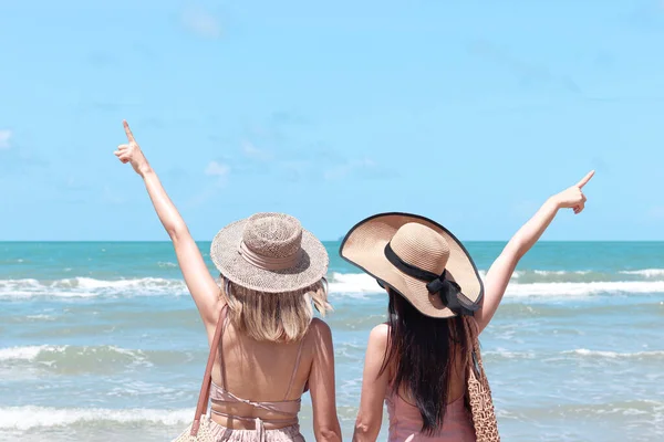 뒤에서 모자를 아름다운 아시아 해변에서 휴가를 즐기며 휴식을 취하고 — 스톡 사진