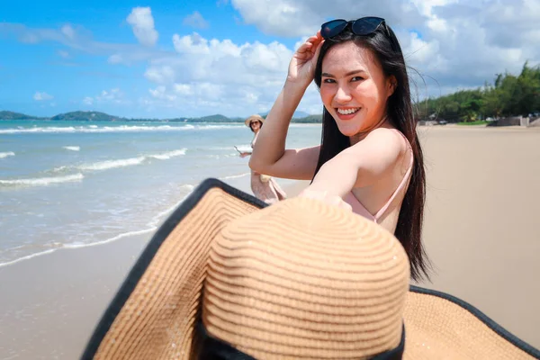 Portrait Beautiful Asian Woman Holding Big Hat Sunglasses Enjoy Spending — Stock Photo, Image