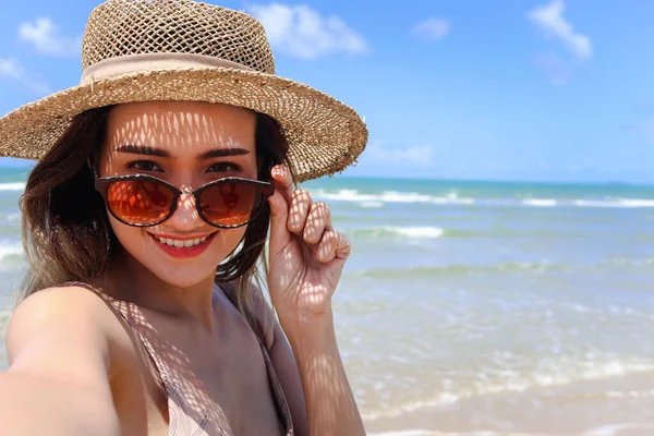 모자와 선글라스를 아름다운 아시아 여름휴가 휴식을 취하며 행복하게 해변에서 시간을 — 스톡 사진