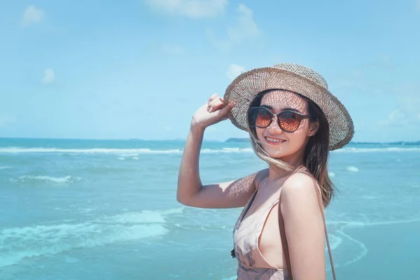 Portret Van Een Prachtige Aziatische Vrouw Met Grote Hoed Zonnebril — Stockfoto