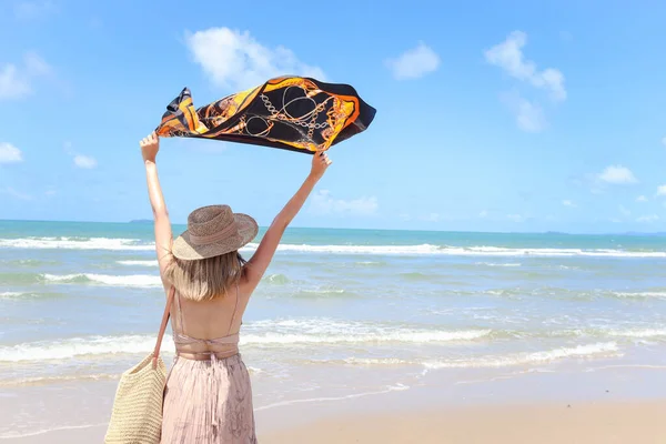 Bella Donna Asiatica Con Cappello Dietro Che Tiene Uno Scialle — Foto Stock