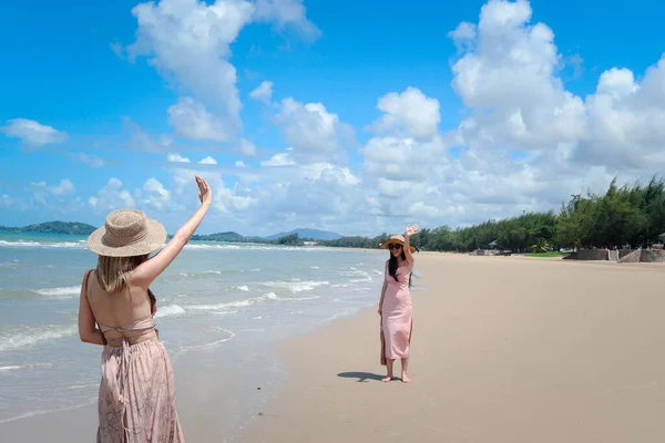 Beautiful Asian Women Big Hat Sunglasses Raising Hand Greet Friend — Stock Photo, Image