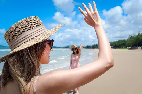 Belle Donne Asiatiche Con Grande Cappello Occhiali Sole Alzando Mano — Foto Stock