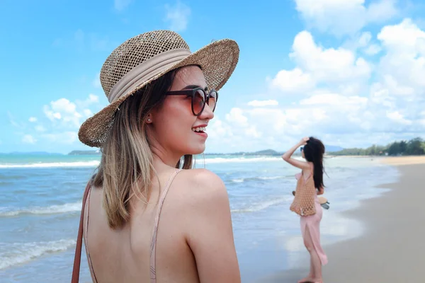 두더지 모자를 아름다운 아시아 친구와 여름철 휴가를 즐기며 해변의 바다에서 — 스톡 사진