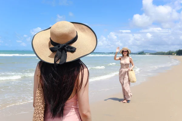 Due Belle Donne Asiatiche Con Grande Cappello Godono Trascorrere Del — Foto Stock