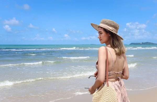 Portrait Beautiful Asian Woman Big Hat Sunglasses Enjoy Spending Time — Stock Photo, Image