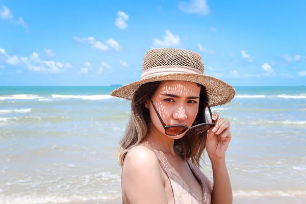 Portrait Beautiful Asian Woman Big Hat Sunglasses Enjoy Spending Time — Stock Photo, Image