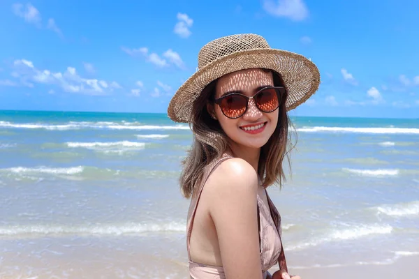 모자와 선글라스를 아름다운 아시아 여름휴가 휴식을 취하며 행복하게 해변에서 시간을 — 스톡 사진