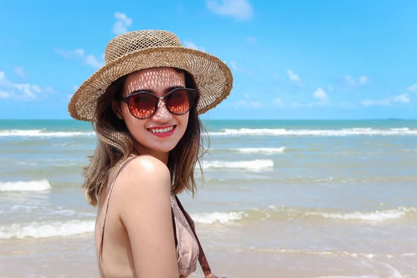 Retrato Bela Mulher Asiática Com Chapéu Grande Óculos Sol Desfrutar — Fotografia de Stock