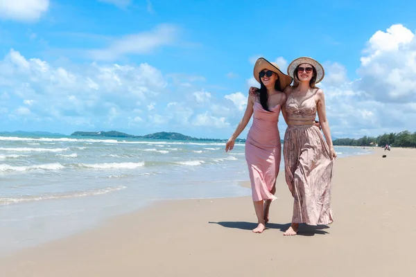 Twee Prachtige Aziatische Vrouwen Met Grote Hoed Zonnebril Genieten Van — Stockfoto