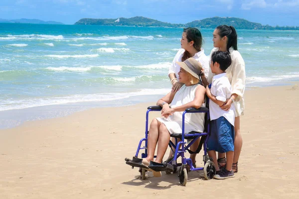 Feliz Anciana Discapacitada Silla Ruedas Pasando Tiempo Junto Familia Playa — Foto de Stock