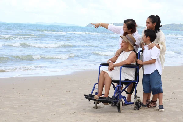 Feliz Anciana Discapacitada Silla Ruedas Pasando Tiempo Junto Familia Playa — Foto de Stock