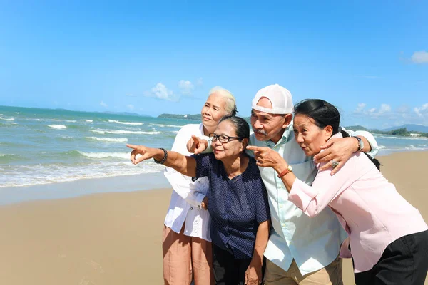 Gruppo Quattro Vecchi Amici Anziani Che Viaggiano All Aperto Insieme — Foto Stock