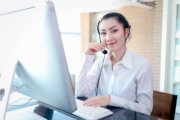 Sorrindo Bela Mulher Asiática Com Fones Ouvido Trabalhar Call Center — Fotografia de Stock