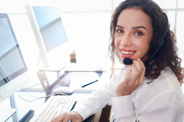 Smiling Beautiful Woman Headphones Work Call Center Service Desk Consultant — Stock Photo, Image