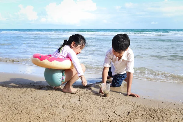 Dos Niños Lindos Chico Chica Divirtiéndose Juntos Playa Verano Arena — Foto de Stock