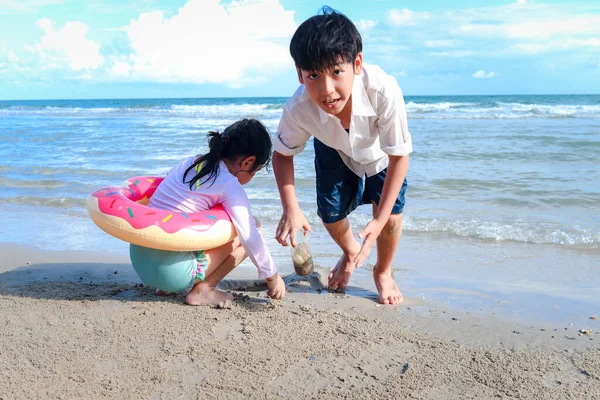 Dois Meninos Bonitos Menino Menina Divertindo Juntos Praia Verão Arenoso — Fotografia de Stock