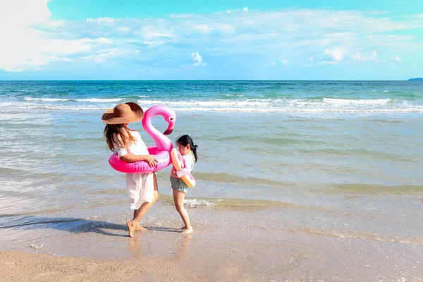 Девушка Родителями Разноцветном Надувном Плавательном Кольце Бегает Летнему Пляжу Дети — стоковое фото