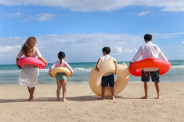 Los Niños Con Los Padres Que Usan Anillo Natación Inflable — Foto de Stock