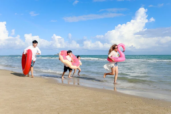 Enfants Avec Parent Portant Anneau Natation Gonflable Coloré Fonctionnant Sur — Photo