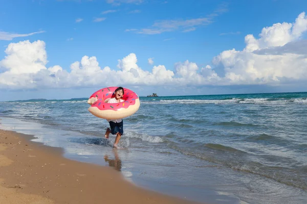 Niño Con Colorido Anillo Natación Inflable Corriendo Playa Verano Niño — Foto de Stock