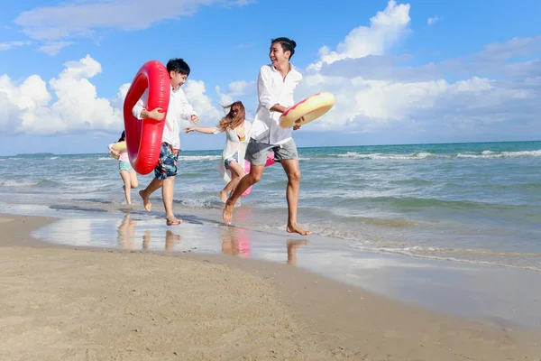 Niños Con Padres Que Usan Colorido Anillo Natación Inflable Corriendo — Foto de Stock