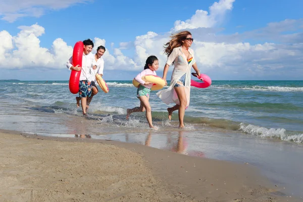 Дети Родителями Разноцветном Надувном Плавательном Кольце Бегущие Летнему Пляжу Дети — стоковое фото