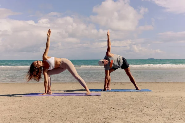 Buddy Athlet Frau Mann Macht Yoga Und Stretching Körper Strand — Stockfoto