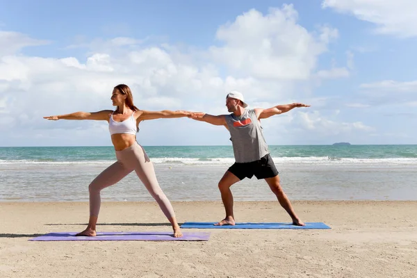 Buddy Athlet Frau Mann Macht Yoga Und Stretching Körper Strand — Stockfoto